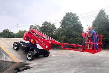 Подъемник с шарнирно-сочлененной стрелой: посещение завода-изготовителя и эксплуатационные испытания