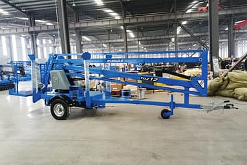 Буксируемый подъемник с стрелой для гибкой установки на любой местности