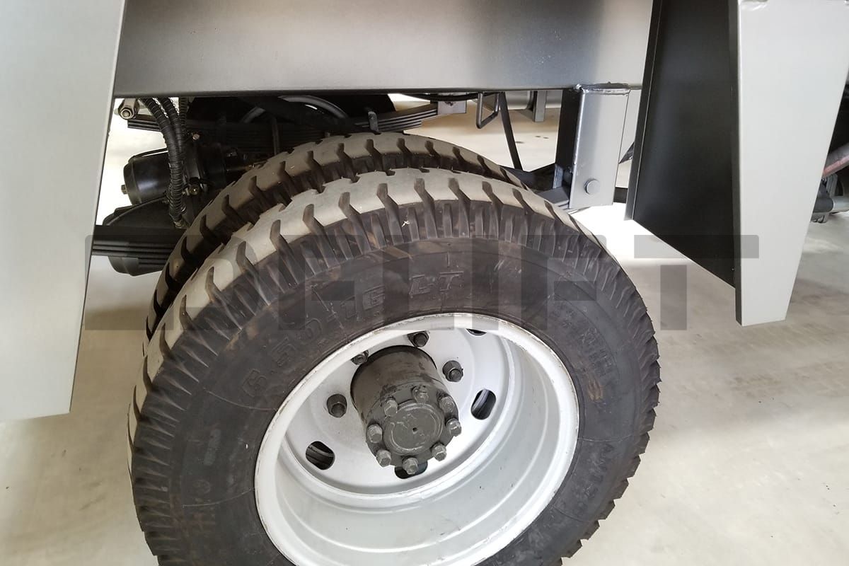 Cuatro ruedas traseras y suspensión de chapa de acero
