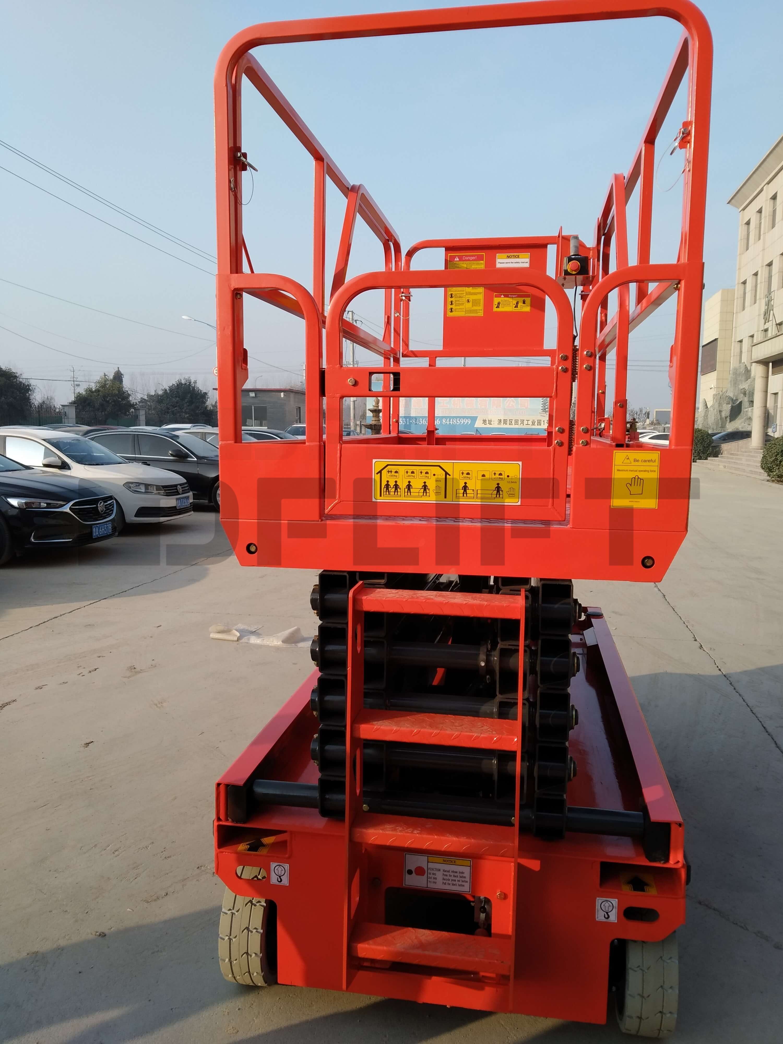 Self propelled scissor lift 1