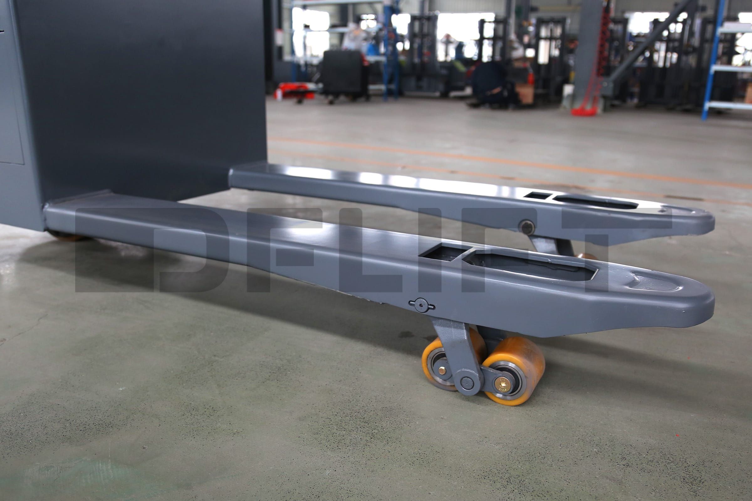 Thickened base plate bearing structure, light weight, high strength