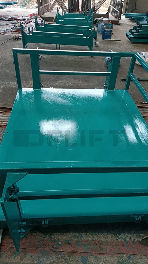 hydraulic cargo lift