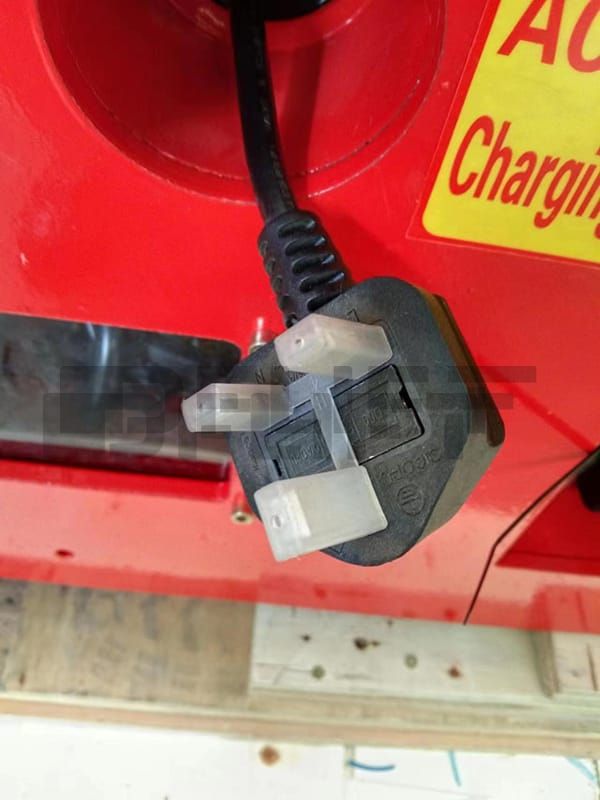 Self propelled Scissor Lift plug