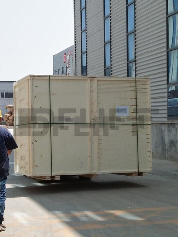 Self propelled Scissor Lift Delivery ()