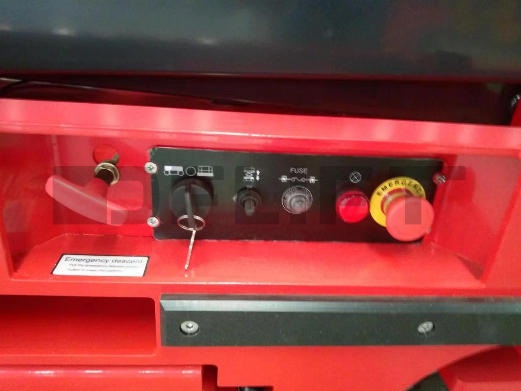 detail of self propelled scissor lift 1