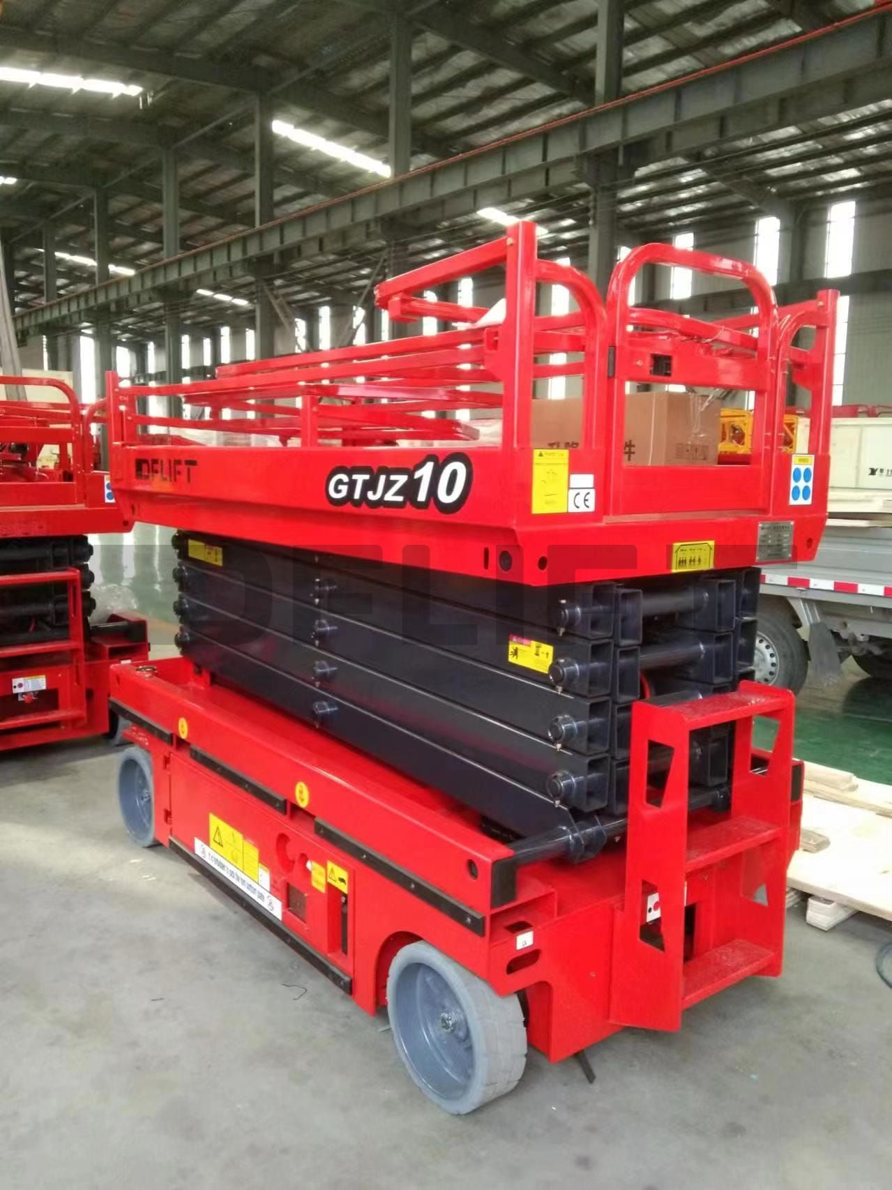 self-propelled scissor lift 2