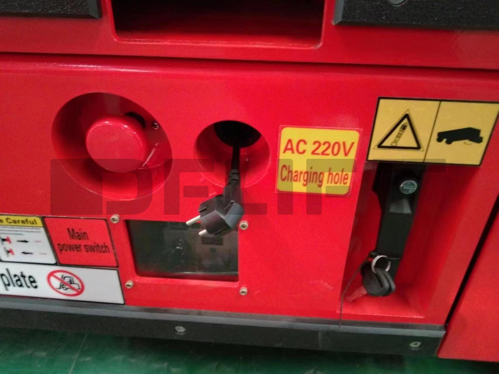 detail of self propelled scissor lift 2 1