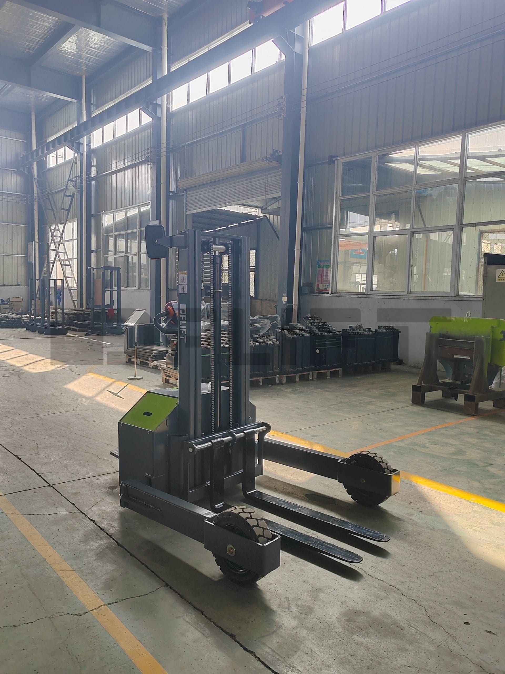 electric forklift 8 scaled
