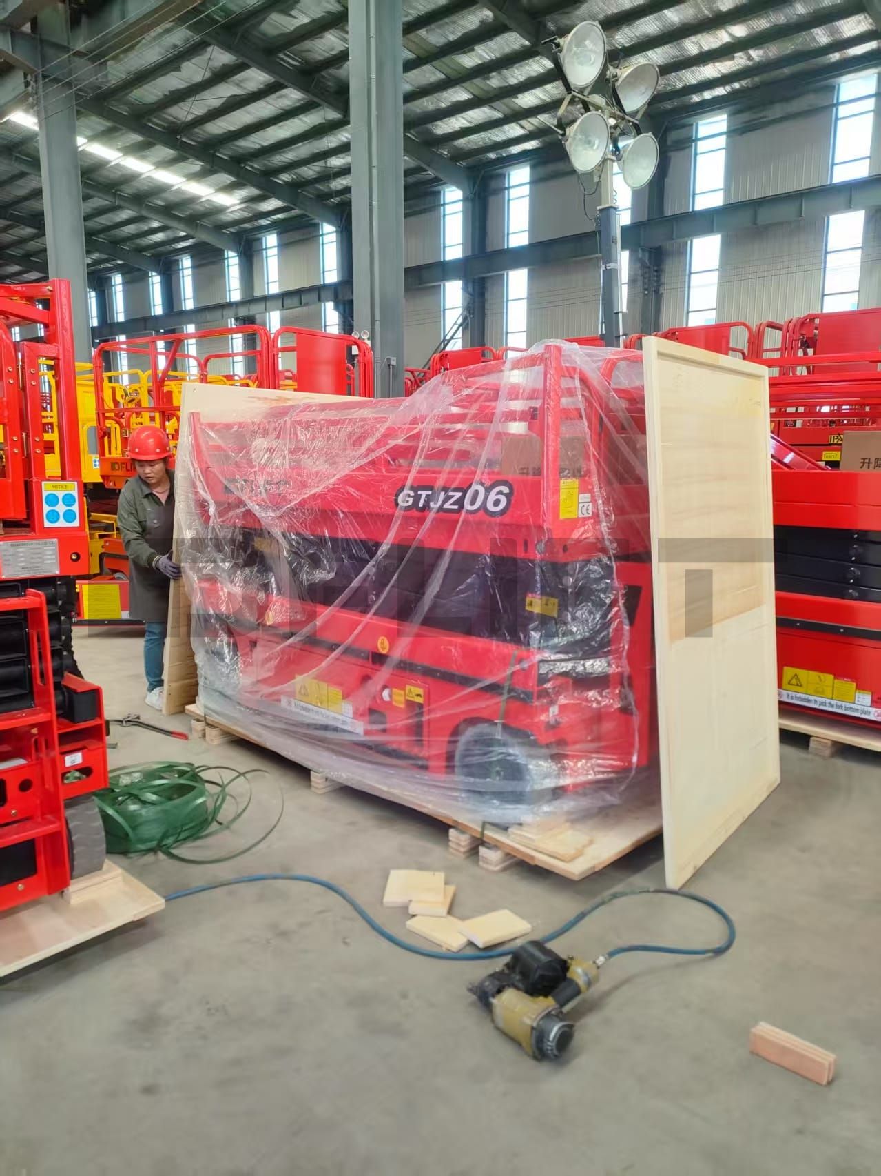 packaging of self propelled scissor lift