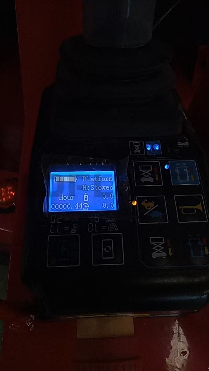 Crawler scissor lift4