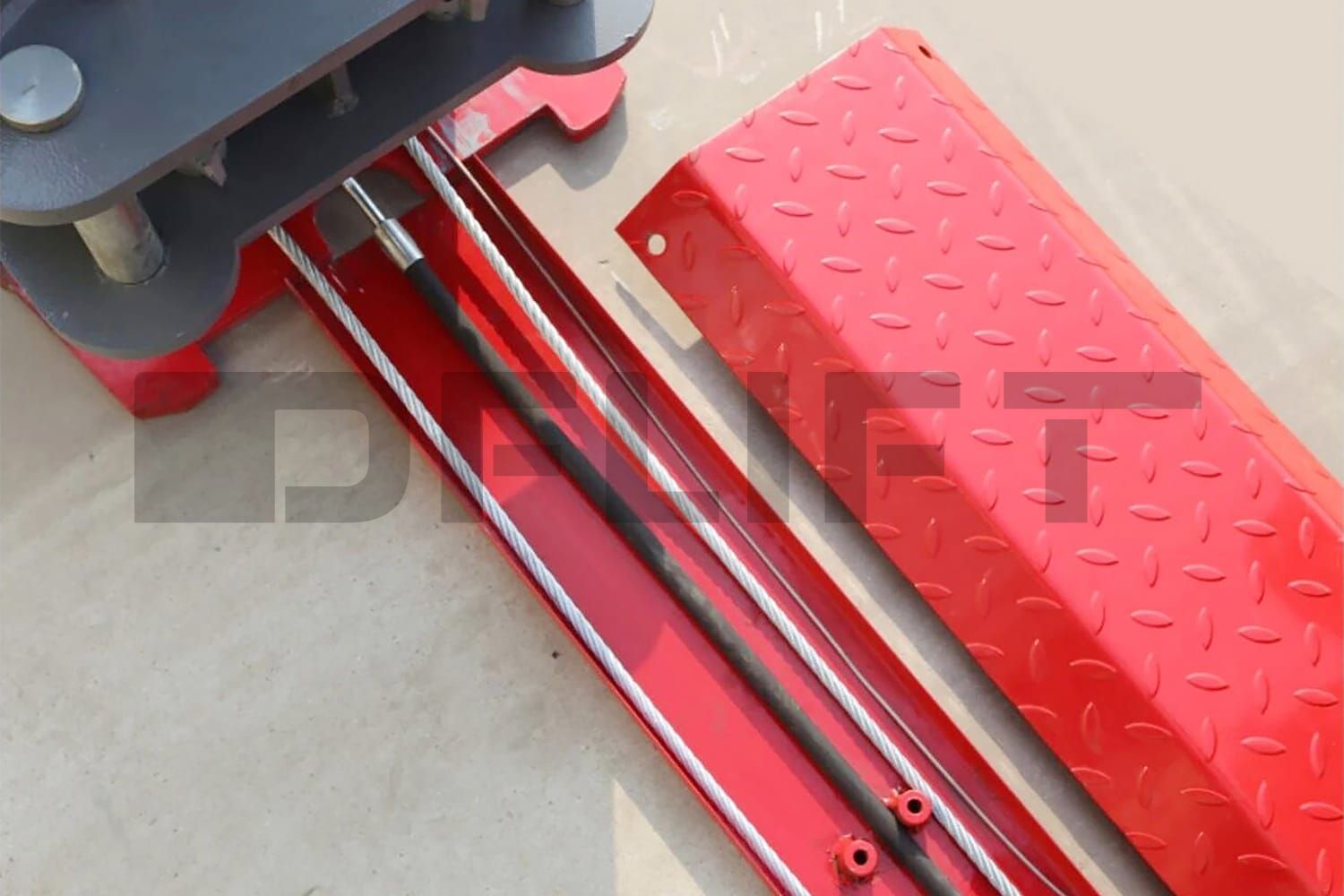 Dustproof and rustproof cover channel